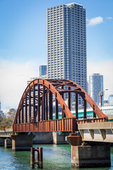 高層ビルと鉄橋