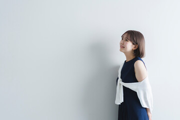 夏の避暑地ファッションの女性