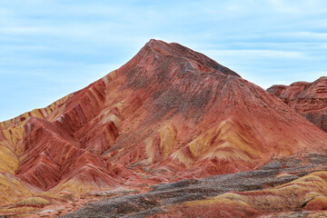 De prachtige kleurrijke rots in het geopark Zhangye Danxia in China.