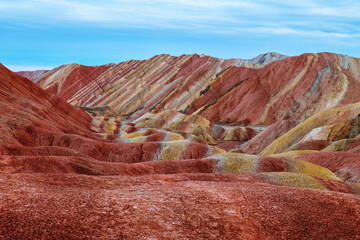 De prachtige kleurrijke rots in het geopark Zhangye Danxia in China.
