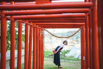 神社の鳥居と女性