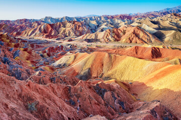 De prachtige kleurrijke rots in het geopark Zhangye Danxia in China.