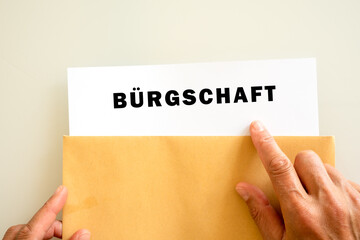 Bürgschaft. Briefumschlag wird geöffnet. Hand entnimmt Unterlagen. Text auf Post-Brief.