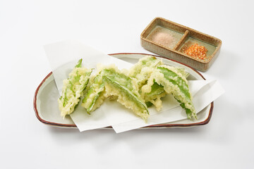 四角豆の天ぷら（うりずん）を白背景で - obrazy, fototapety, plakaty