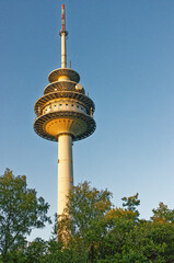 Funkturm im blauen Abendhimmel