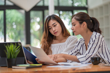 Two women having a financial consultant in a cafe