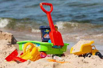 Zabawki na plaży  - obrazy, fototapety, plakaty