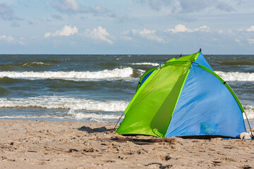 Namiot plażowy i Bałtyk  - obrazy, fototapety, plakaty
