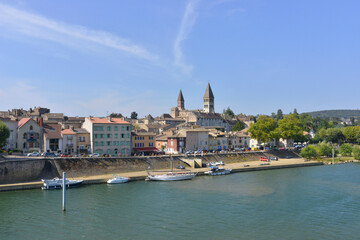 Naklejka premium Grand angle sur Tournus (71700) les pieds dans lla Saône depuis le Pont Roger Gautheron, département de Saône-et-Loire en région Bourgogne-Franche-Comté, France