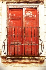 Fotobehang Rood Koloniaal raam in de stad Camaguey, Cuba