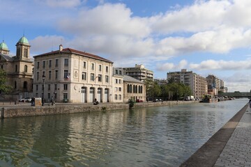 Obraz premium Le bassin de La Villette, qui fait partie des grands canaux parisiens, ville de Paris, France