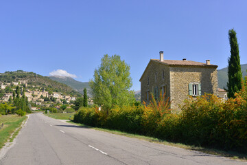 Fototapeta na wymiar Arrivée à Montbrun-les-Bains (26570) par la route D542, département de la Drôme en région Auvergne-Rhône-Alpes, France