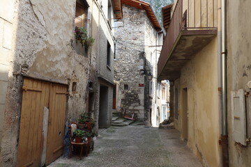 Rue typique dans le village, village de Pont en Royans, departement de l'isere, France