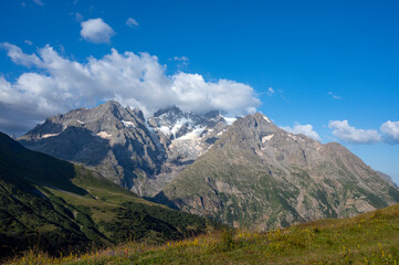 Fototapeta na wymiar Paysage de montagne dans les Alpes françaises avec le massif de la Meije dans le Parc National des Ecrins dans l'Oisans en France en été