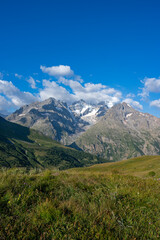 Fototapeta na wymiar Paysage de montagne dans les Alpes françaises avec le massif de la Meije dans le Parc National des Ecrins dans l'Oisans en France en été