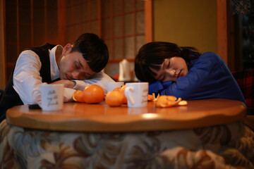 こたつで居眠りする夫婦