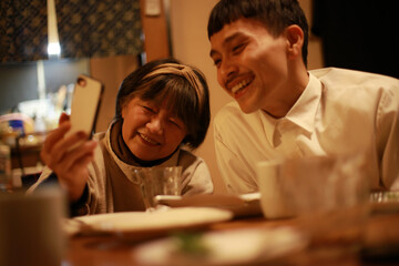	テレビ電話をする親子