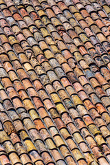 Vielle toiture de tuiles romaines traditionnelles en terre cuite sur une maison ancienne du sud de la France. Gros plan pour texture