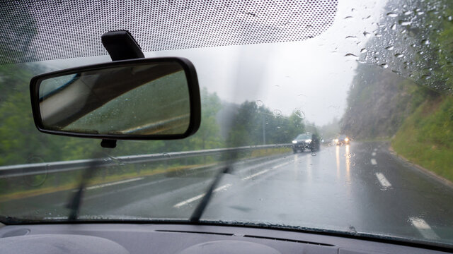 Vue du trafic routier par temps de pluie depuis l'intérieur d'une automobile. Concept de conduite par mauvais temps