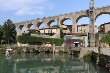 Fototapeta premium L'aqueduc de la Bourne et la riviere Bourne en premier plan, ville de Saint Nazaire en Royans, departement de la Drome, France
