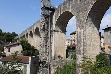 Fototapeta na wymiar L'aqueduc de la Bourne, construit au 19eme siecle, haut de 35 metres et long de 235 metres , ville de Saint Nazaire en Royans, departement de la Drome, France