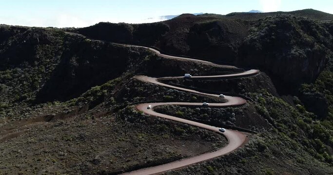 Route sinueuse du volcan Le Piton de La Fournaise sur l'ile de la R&eacute;union