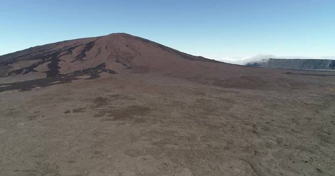 Le volcan le Piton de la Fournaise sur l'ile de la R&eacute;union