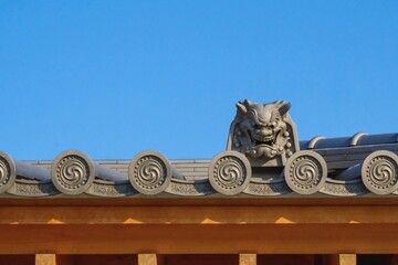  Fragment of classical Japanese,Korean rooftop against blue sky with traditional decorative elements and repeatable patterns.