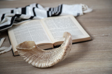 Prayer book and Shofar (horn), talit jewish religious symbols.  Shabbat and Yom kippur concept - obrazy, fototapety, plakaty