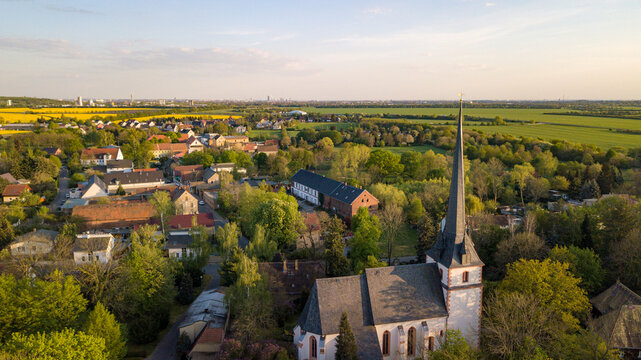 Kirchturm mit Blick auf ein Dorf (Podelwitz - ehemalige Grenze zu Preußen und Sachsen)