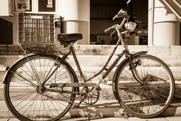 Fototapeta na wymiar monochrome of a rusty vintage bicycle 