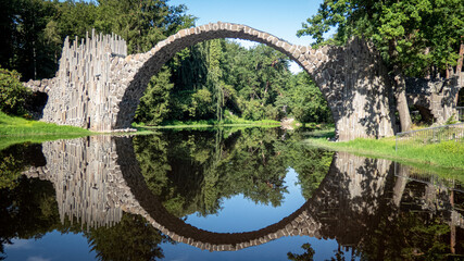Rakotzbrücke in het Rhododendron Park in Kromlau met een geweldige weerspiegeling in het water