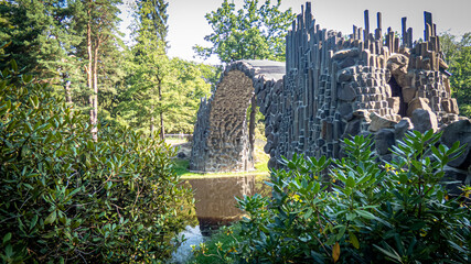 seitliche Ansicht der Rakotzbrücke mit steinernden Steinsäulen im Rhododendron Park Kromlau