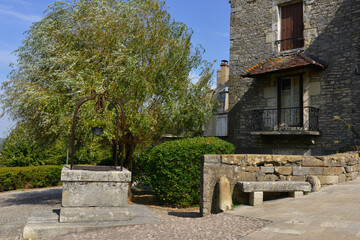 Le vieux puit, le vieux banc et la vieille maison à l'entrée de la rue Saint Étienne à Vézelay...