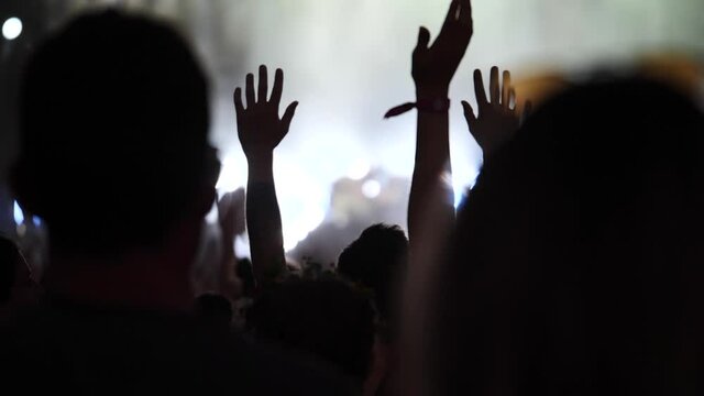 concert, f&ecirc;te, gens, musique, foule, danse, lumi&egrave;re, silhouette, nuit, main, festival, bo&icirc;te de nuit, sc&egrave;ne, &eacute;v&egrave;nement, bande, public, divertissement, applaudir, rock, jeune, ambiance, bras, applaudir