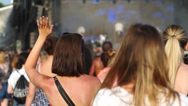 Jeunes filles dans dans un festival de musique