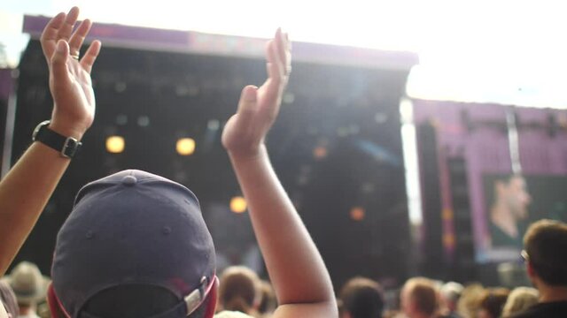 Homme applaudit dans un festival de musique
