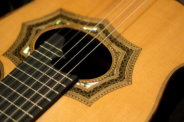 Guitarra acústica artesanal de madera