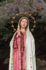 Mariengrotte in Sinzheim mit einer Statue der heiligen Maria, Mutter Gottes