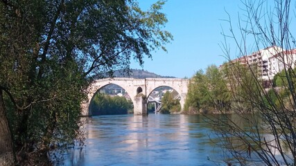 Fototapeta na wymiar Puente romano de Ourense sobre el río Miño