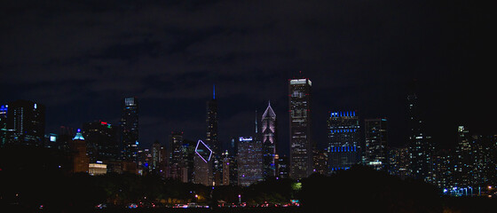 Fototapeta premium Late-night cityscape in Downtown Chicago, Illinois