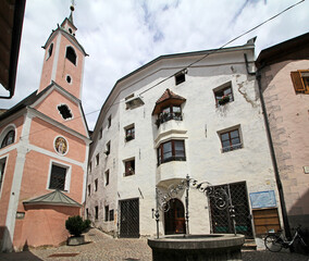 Bressanone: piazzetta con chiesa ed edifici caratteristici
