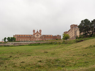 Vistas al fondo del edificio del Centro Universitario en Comillas , Santander, viajando por España, en el verano de 2020