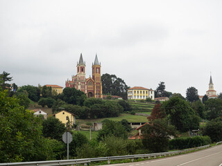 Vistas panorámicas de la Iglesia de San Pedro Advincula, en Cobreces, Cantabria, verano de 2020
