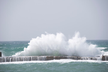 Obraz premium waves crashing on the rocks
