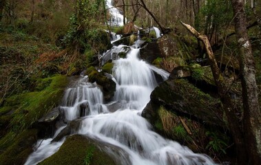Cascada en una montaña de Galicia