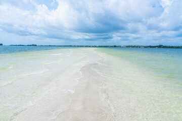 Fototapeta na wymiar White sand beach in the salty waters of the Atlantic Ocean on Indian River Island