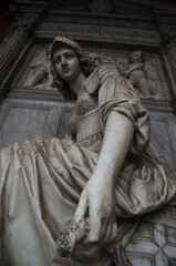 Obraz premium Magnificent Italian sculpture of a girl in armor in the city of Bologna