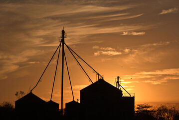 barnsilhouette at sunset © gomealmx