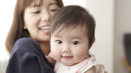 赤ちゃんを抱きしめるお母さん